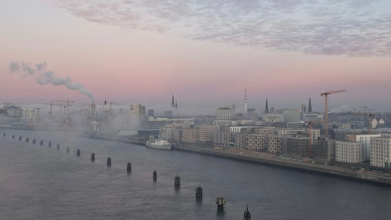 Die "Stubnitz" liegt bei Dämmerung im Baakenhafen in Hamburg, Luftaufnahme von 2022 © Stubnitz Archiv / Airblick Foto: Airblick