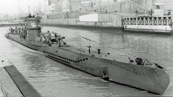 U 96 am 27. Oktober 1941 in der Südschleuse von Saint-Nazaire zu seiner sechsten Unternehmung auslaufend. Auf dieser Unternehmung, die bis zum 6. Dezember 1941 dauern sollte, beruht Lothar-Günter Buchheims Roman "Das Boot". © Deutsches U-Boot-Museum Cuxhaven 