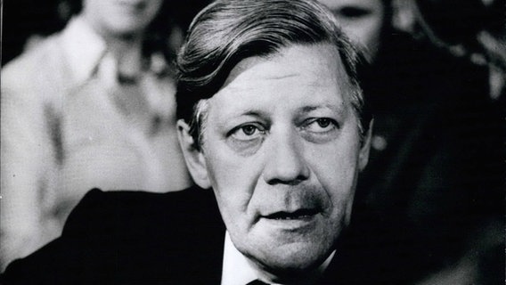 Helmut Schmidt 1973 während eines Interviews. © dpa 