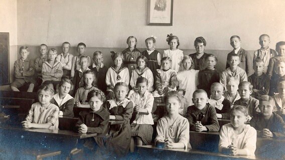 Gruppenbild einer gemischten Schulklasse in Berlin-Lichterfelde (1919) © picture alliance / akg-images 