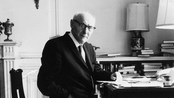 Literatur-Nobelpreisträger Isaac Bashevis Singer (1904 - 1991) 1968 an seinem Schreibtisch. © picture-alliance / HIP | Jewish Chronical 