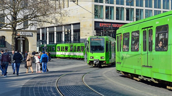 Zwei Stadtbahnfahrzeuge vom Typ TW 6000 in der Kurve am Ernst-August-Platz in Hannover, 18.03.2015 © picture alliance / Michael Narten Foto: Michael Narten