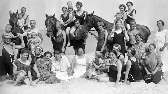 Fröhliche Badegruppe an der Ostsee, ca. 1930 © picture alliance / imageBROKER Foto:  Rosseforp