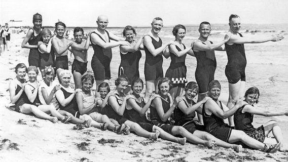 Fröhliche Badegruppe an der Ostsee, ca. 1930 © picture alliance / imageBROKER Foto:  Rosseforp