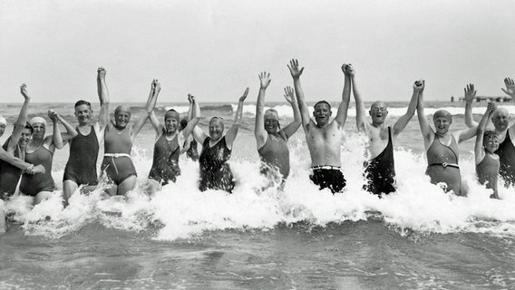 Fröhliche Badegruppe an der Ostsee, ca. 1930 © picture alliance / imageBROKER Foto:  Rosseforp