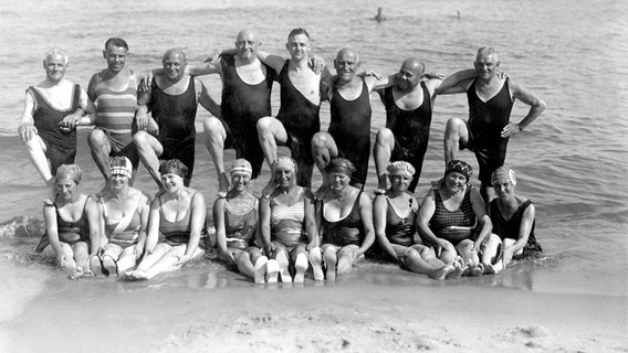 Badegruppe an der Ostsee, ca. 1928 © picture alliance / imageBROKER Foto:  Rosseforp