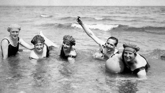 Usedom: Vier Frauen und ein Mann baden in den 1920er-Jahren in der Ostsee © picture alliance / imageBROKER Foto: our-planet.berlin