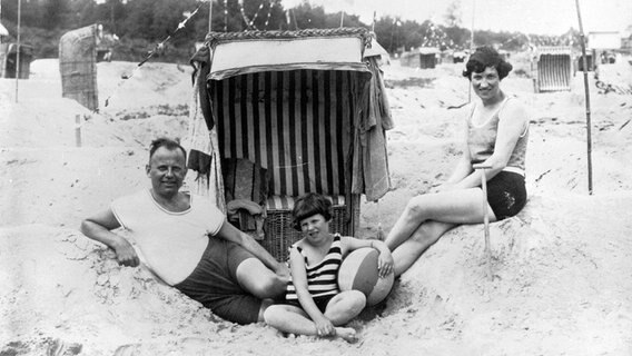 Familienurlaub an der Ostsee, um 1929 © picture alliance / akg-images Foto: Rosseforp