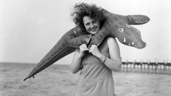 Frau mit Badeanzug und aufblasbarem Krokodil am Strand von Rügen, 1940er-Jahre © picture alliance / imageBROKER Foto: our-planet.berlin