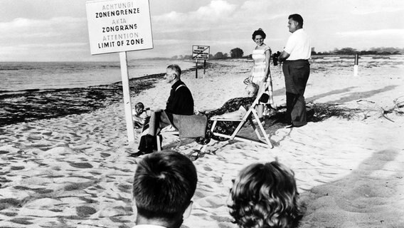 Urlauber am Ostseestrand/Zonengrenze1958 © picture-alliance / akg-images 