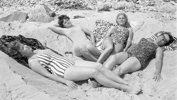 Frauen am Strand der Ostsee, ca. 1950 © picture alliance/United Archives 