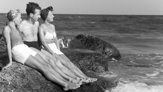 Ein Mann und zwei Frauen genießen die Sommerferien an der Ostsee, Deutsches Reich, 1930er-Jahre. © picture alliance/VisualEyze/United Archives Foto: A. Schulze