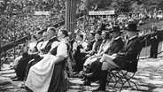 Eine Gruppe Schlesier in der Waldbühne in Berlin. Aufnahme vom 03.08.1952. In der Berliner Waldbühne veranstaltete der Bund der Heimatvertriebenen aus Anlass des Tages der Heimat eine Kundgebung zu der mehr als 15.000 Menschen aus den Ostgebieten kamen. © picture alliance / dpa Foto: dpa-Fotografen