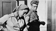 Szene mit Elizabeth Taylor und James Dean in dem Film "Gignten" von 1956. © picture-alliance/ dpa/dpaweb | epa Files 