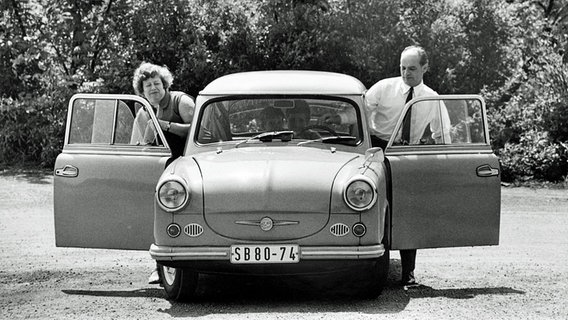 Eine Familie mit einem Trabant 600 in der DDR, ca. 1975, © picture alliance / imageBROKER Foto: Michael Nitzschke