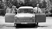 Eine Familie mit einem Trabant 600 in der DDR, ca. 1975, © picture alliance / imageBROKER Foto: Michael Nitzschke