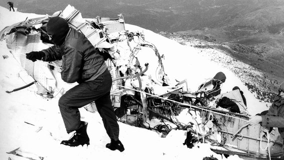 Ein angeseilter Bundeswehrsoldat untersucht die Wrackteile einer Transall, die am 9. Februar 1975 beim Landeanflug auf den Militärflughafen von Souda auf der griechischen Insel Kreta abstürzte (Archivfoto von 1975). Bei dem Unglück kamen 42 Angehörige der deutschen Luftwaffe ums Leben. © picture-alliance/ dpa/dpaweb 