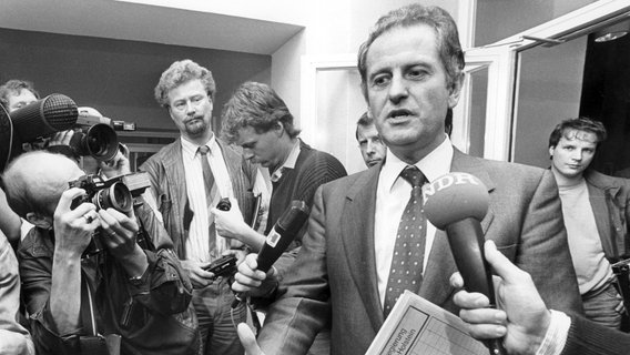 Ministerpräsident Uwe Baschel im Jahr 1987 © NDR/dpa - Honorarfrei, Verwendung nur im Zusammenhang mit der Sendung: Der Tod des Uwe Barschel 