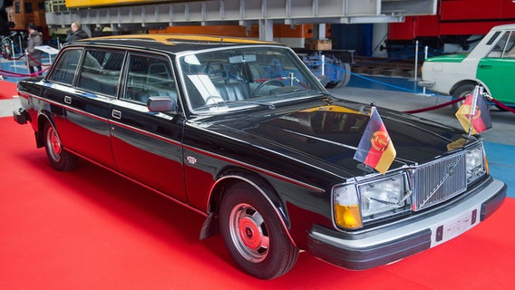 Die ehemalige DDR-Staatskarosse der Marke "Volvo 264 TE (Top Executive)" steht am 01.04.2015 im Eisenbahn- und Technik-Museum Prora (Mecklenburg-Vorpommern) auf der Insel Rügen. © picture alliance / dpa Foto: Stefan Sauer