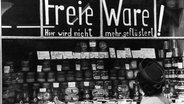 Ein Lebensmittelladen wirbt nach der Währungsreform 1948 mit dem Spruch "Freie Ware - Hier wird nicht mehr geflüstert". © picture alliance/dpa dpd/dpa Foto: dpa dpd