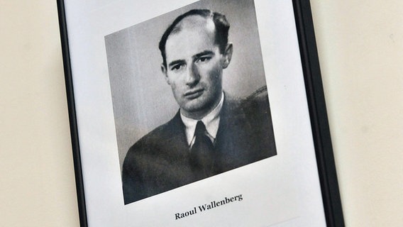 Gerahmtes Bild des verstorbenen schwedischen Diplomaten Raoul Wallenberg während der Eröffnung des Raoul-Wallenberg-Jahres in der österreichischen Botschaft in Budapest 2012. © picture alliance / dpa Foto: Zoltan Mathe