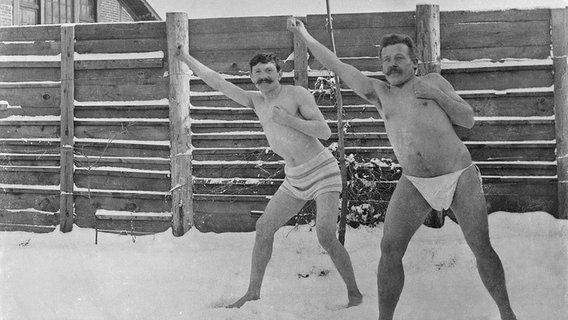 Zwei Mitglieder vom Verein für naturgemäße Gesundheitspflege in Schwerin bei Leibesübungen im Winter 1911 © Stadtarchiv Schwerin 