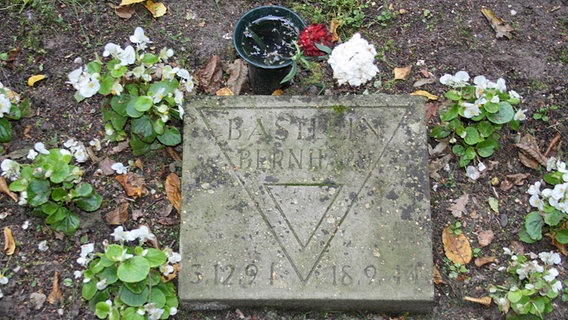 Bernhard Bästleins Grabstelle auf dem Friedhof Ohlsdorf © NDR.de Foto: Kristina Festring-Hashem Zadeh