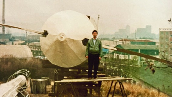 Joachim Pätz in the late 1980s with parts of a wind turbine before it was installed in Rostock.  © private 