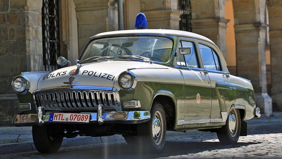 Ein Einsatzwagen der ehemaligen DDR-Volkspolizei (sowjetischer Wolga-Oldtimer vom Typ M2) parkt am 23.06.2016 in Halberstadt (Sachsen-Anhalt) am Straßenrand. © picture alliance / ZB | Foto: Jens Wolf