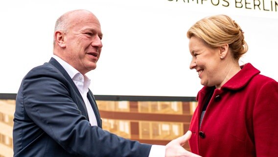 Franziska Giffey (SPD), Regierende Bürgermeisterin von Berlin, und Kai Wegner, Spitzenkandidat der CDU, treffen vor Sondierungsgesprächen aufeinander. © picture alliance/dpa | Fabian Sommer 