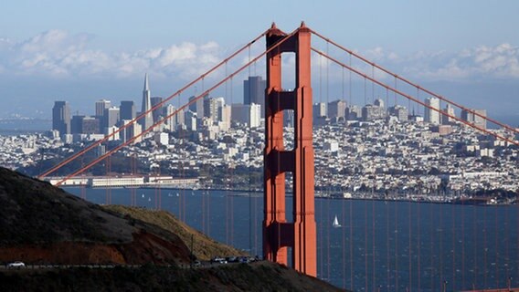 Die Golden Gate Bridge mit der Skyline von San Francisco © AP Foto: Eric Risberg