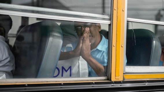 Isaias Ruiz aus Nicaragua bedankt sich aus einem Bus, nachdem er aus einem nicaraguanischen Gefängnis entlassen wurde und auf dem Flughafen in Guatemala-Stadt gelandet ist. © picture alliance/dpa/AP | Moises Castillo Foto: Moises Castillo