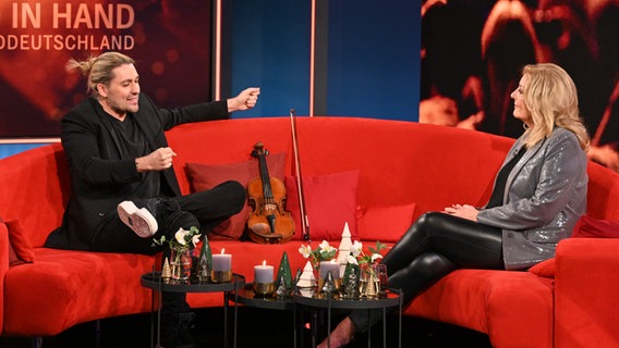 Bettina Tietjen im Gespräch mit dem Geiger David Garrett © NDR Foto: Markus Hertrich