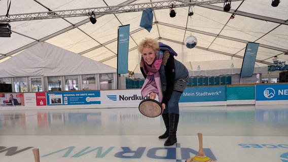 Friederike Witthuhn auf der Eisbahn in Neubrandenburg. © NDR Foto: NDR