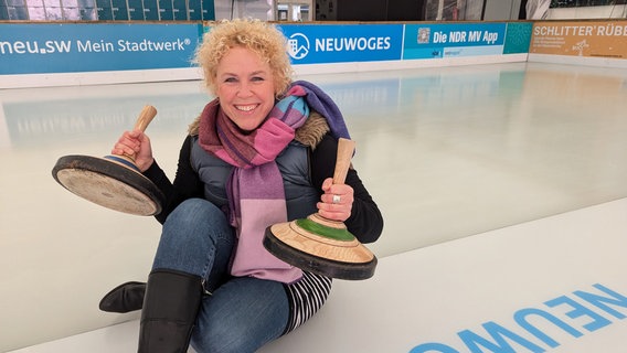 Friederike Witthuhn auf der Eisbahn in Neubrandenburg. © NDR Foto: NDR