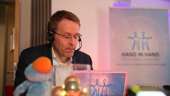 Ministerpräsident Daniel Günther (CDU) am Spendentelefon bei Hand in Hand für Norddeutschland. © NDR Foto: Tim Streufert