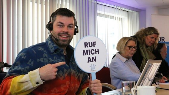 Meteorologe Sebastian Wache am Spendentelefon bei Hand in Hand für Norddeutschland. © NDR Foto: Tim Streufert