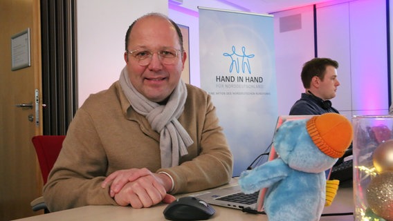 Sternekoch Dirk Luther am Spendentelefon bei Hand in Hand für Norddeutschland. © NDR Foto: Tim Streufert