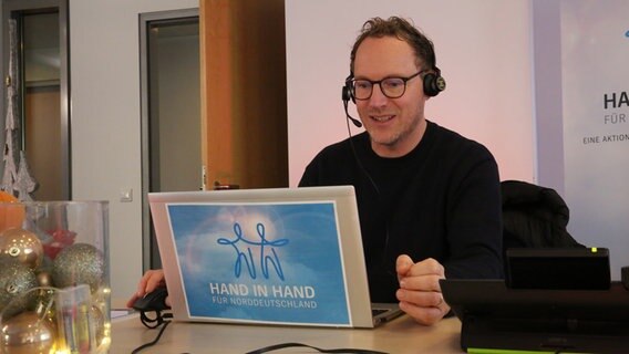 Moderator Julian Krafftzig am Spendentelefon bei Hand in Hand für Norddeutschland. © NDR Foto: Tim Streufert