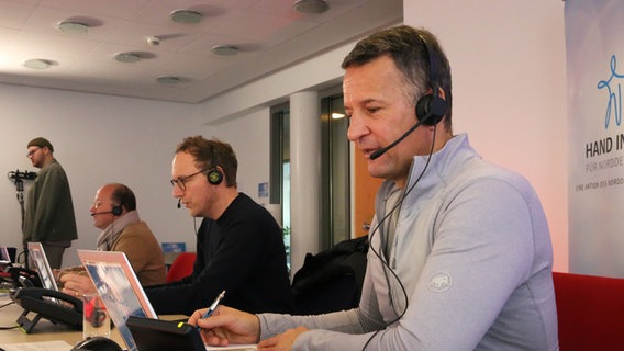 Moderator Gerrit Derkowski am Spendentelefon bei Hand in Hand für Norddeutschland. © NDR Foto: Tim Streufert