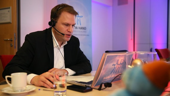 Christopher Vogt (FDP) am Spendentelefon bei Hand in Hand für Norddeutschland. © NDR Foto: Tim Streufert