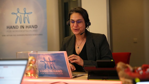 Serpil Midyatli (SPD) am Spendentelefon bei Hand in Hand für Norddeutschland. © NDR Foto: Tim Streufert