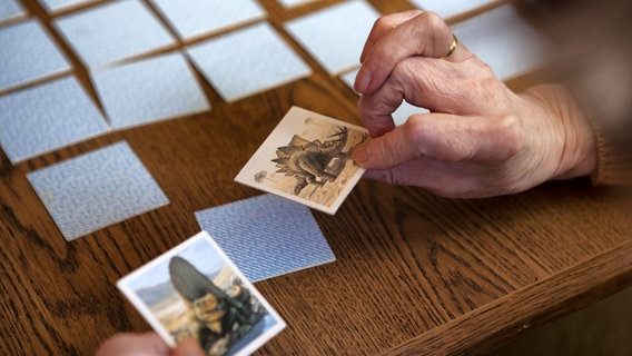 Eine Seniorin spielt Memory . © picture alliance Foto: Silvia Marks