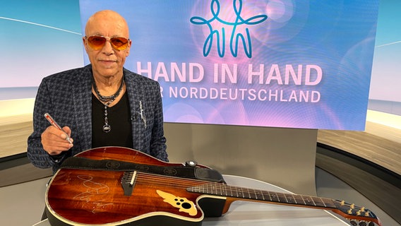 Toni Krahl signiert seine Gitarre © NDR 