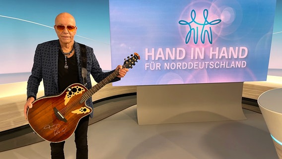 Toni Krahl posiert mit seiner Gitarre © NDR 