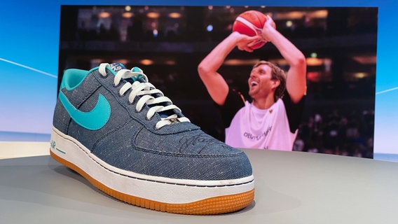 Dirk Nowitzkis signierter Schuh © NDR Foto: Wolf Stein