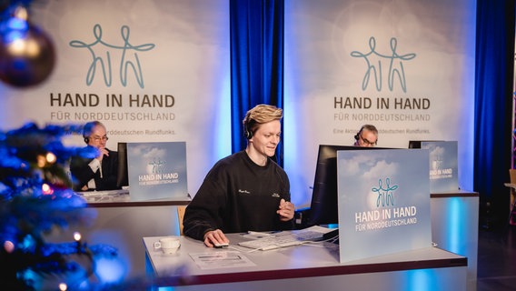 Jonas Monar im Call-Center am Spendentelefon bei der Benefizaktion "Hand in Hand für Norddeutschland" im NDR Landesfunkhaus in Mecklenburg-Vorpommern. © NDR Foto: Katharina Kleinke