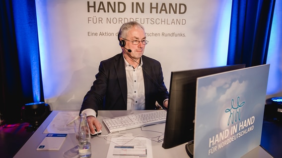 Wismars Bürgermeister Thomas Beyer im Call-Center am Spendentelefon bei der Benefizaktion "Hand in Hand für Norddeutschland" im NDR Landesfunkhaus in Mecklenburg-Vorpommern. © NDR Foto: Katharina Kleinke