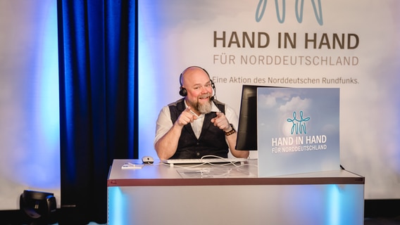 Stefan Kuna im Call-Center am Spendentelefon bei der Benefizaktion "Hand in Hand für Norddeutschland" im NDR Landesfunkhaus in Mecklenburg-Vorpommern. © NDR Foto: Katharina Kleinke