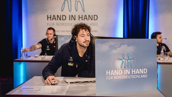 Der Kapitätn der Seawolves, Sid-Marlon Theis, hat natürlich auch am Spendentelefon Platz genommen. © NDR Foto: Katharina Kleinke